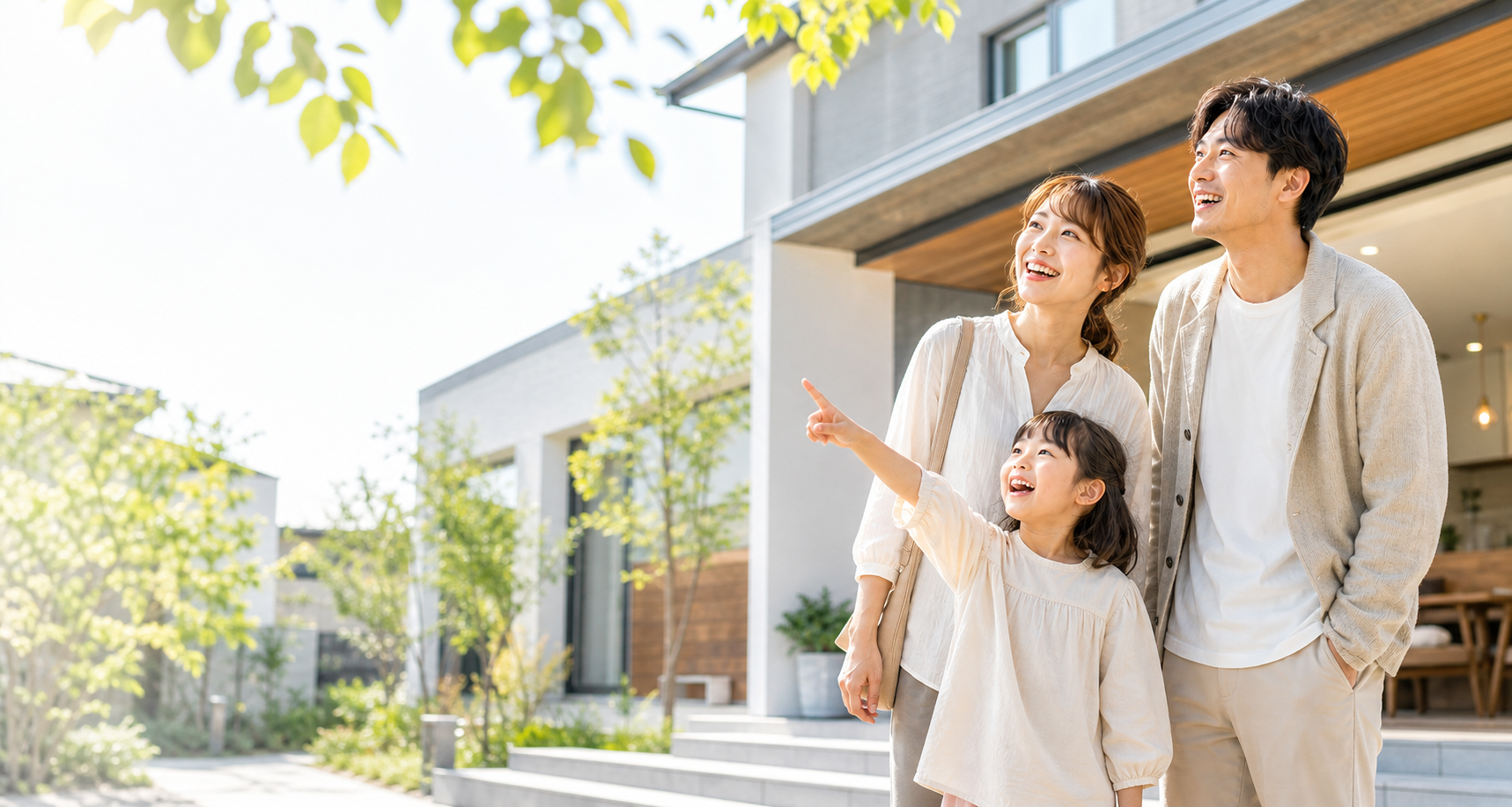 モデルハウスを見学する家族